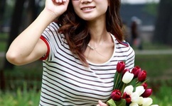 美女扒开胸罩露出奶头的动态图片